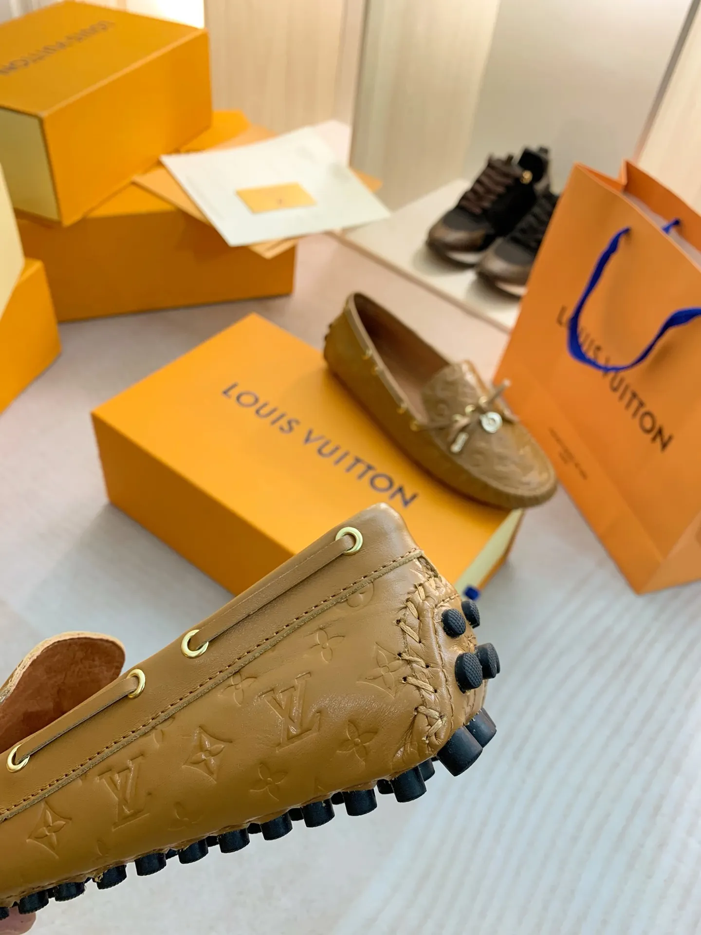 p460💰Couple model❤️🇫🇷 𝙇𝙤𝙪𝙞𝙨 𝙑𝙪𝙞𝙩𝙩𝙤𝙣 🇫🇷Louis Vuitton 2023 Classic𝓛𝓿 𝓣𝓻𝓪𝓲𝓷𝓮𝓻 Sports Series ➪➪➪¯ [Arizona Doudou Shoes Series] ▪️▪️▪️Arizona slip-on shoes are made of Monogram Eclipse canvas. Its hand-painted and dyed edges and hand-sewn uppers fully demonstrate Louis Vuitton's traditional shoemaking craftsmanship. This slip-on shoe is very lightweight. The integrated tongue and upper make it particularly comfortable and flexible. The soft outsole is equipped with rubber padding. Decorated with matching sash. Detailed features: ☑️Monogram Eclipse canvas ☑️Black Eclipse pattern ☑️Hand-painted shoe edges ☑️Hand-sewn uppers (each pair takes time to process) ☑️Integrated tongue and upper construction ☑️Outsole equipped with rubber lining ☑️size: 35_46